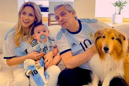 Fabiola Yáñez, Alberto Fernández y su hijo Francisco viendo el Mundial