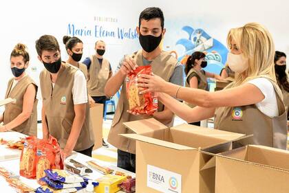 Previamente se realizó una jornada de voluntariado en el Museo Malvinas e Islas del Atlántico Sur para armar las cajas