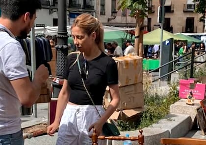 Fabiola Yañez en el Mercado de El Rastro en Madrid