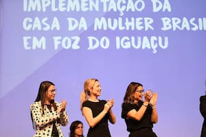 Fabiola Yañez en el Primer Encuentro de Integración de Mujeres Latinoamericanas en Foz do Iguazu junto con la exministra Ayelén Mazzina (de saco blanco y negro)