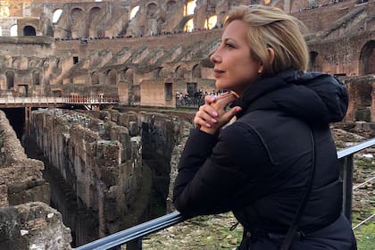 Fabiola Yañez frente al Coliseo romano durante un de sus viajes como primera dama