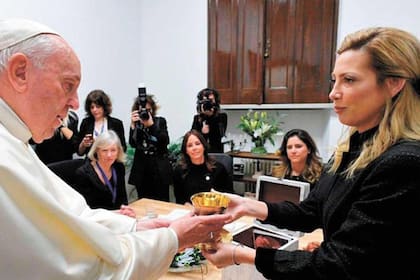 Fabiola Yañez junto al Papa Francisco