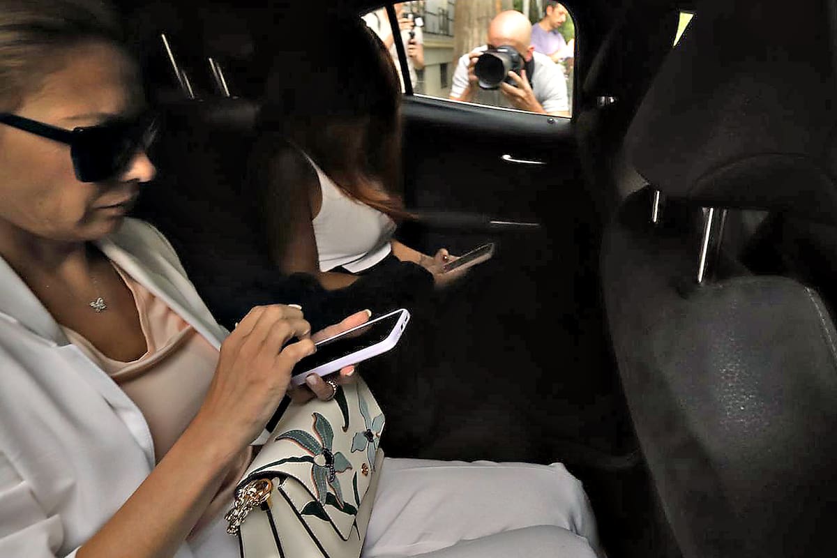 Fabiola Yañez porta su teléfono celular al salir del consulado argentino en Madrid, donde declaró en la causa