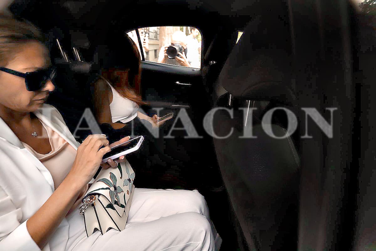 Fabiola Yañez sale de la audiencia en el consulado de Madrid