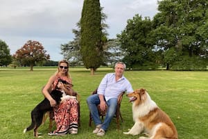 Fabiola Yañez y Alberto Fernández con Dylan y Prócer, el otro perro de la pareja, en Olivos