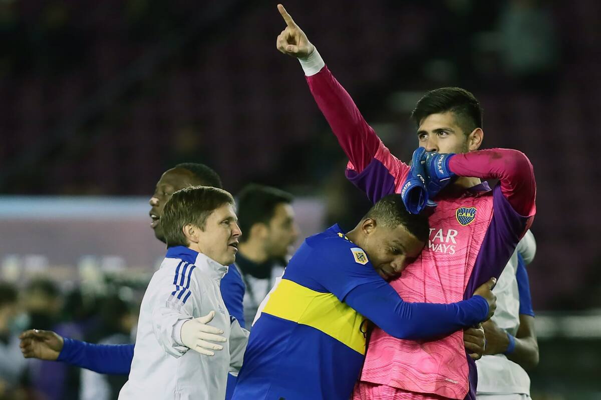 Fabra abraza a Rossi, otra vez figura en los penales