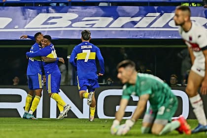 Fabra celebra su gol con Villa; Zeballos se suma