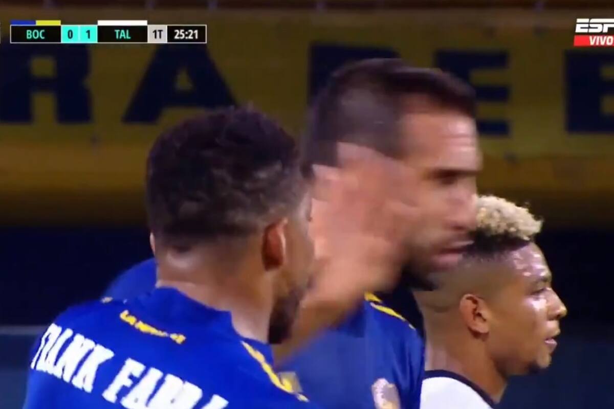 Fabra e Izquierdoz discutieron durante el primer tiempo y el colombiano le dio un cachetazo a su compañero