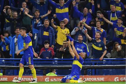 Fabra festeja el primer tanto de Boca ante Godoy Cruz