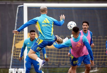 Fabra (izquierda) quiere continuar en el club y piensa radicarse definitivamente en Argentina; el entorno de Benedetto (de espalda, izquierda) afirma que el delantero se irá este año.