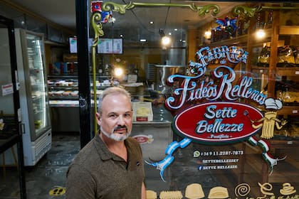 En la década del 70 su abuelo creó una máquina que rellena, sella y corta la pasta