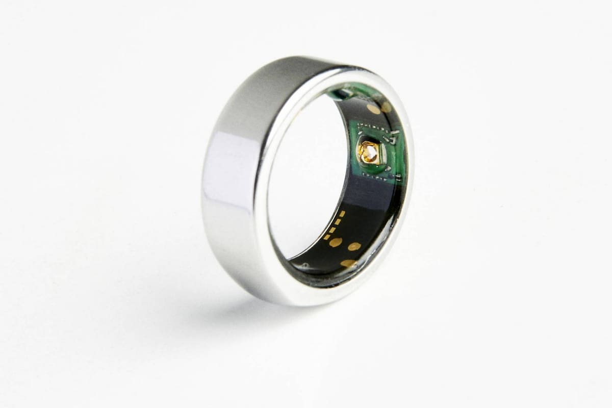 Fabricada a medida, la joya inteligente Oura ha captado la atención de celebridades y deportistas al monitorizar el sueño, el ejercicio, el ritmo cardiaco y la temperatura corporal