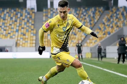 Fabricio Alvarenga controla la pelota durante un partido de Rukh Lviv por la Liga de Ucrania