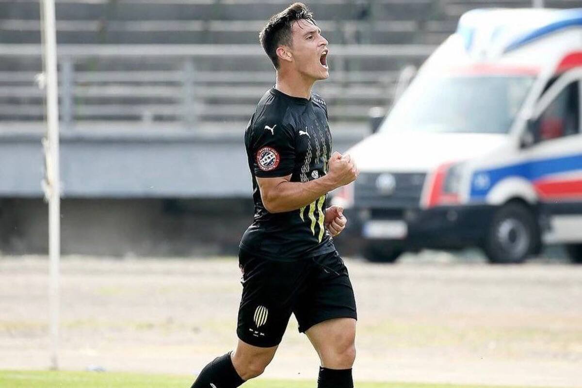 Fabricio Alvarenga festeja un gol en Rukh, club de la ciudad de Lviv, o Leópolis.