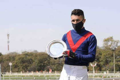 Fabricio Barroso cambia de chaquetilla para el Jockey Club: se baja de Seteado Joy y buscará el trofeo con Don Ringo