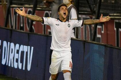Fabricio Bustos convirtió en gol un muy buen ataque de Independiente.