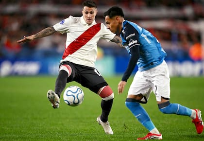 Fabricio Bustos, jugando ante Blooming, el 27 de mayo de este año, por la Copa Sudamericana: fue uno de los jugadores separados