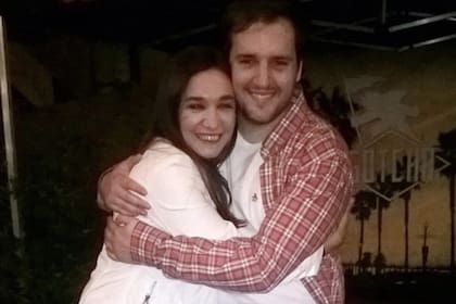 Fabricio colaboró con material para el film que retrata la vida de su madre: en la imagen abraza a Lorena Muñoz, la directora de Gilda, no me arrepiento de este amor