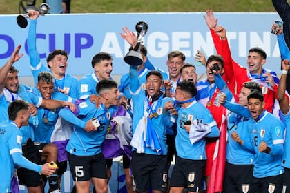 Fabricio Díaz levanta el trofeo de campeón del mundo Sub 20 de Uruguay