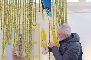 El ingeniero químico que renunció para limpiar casas de coleccionistas y se transformó en artista visual