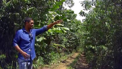 Fabricio, uno de los vendedores usa Facebook marketplace para comercializar las tierras que han arrebatado a las comunidades indígenas Foto: BBC