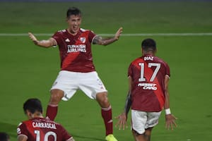 Fabrizio Angelieri espera con los brazos abiertos a Paulo Díaz, quien marcó el gol del empate para su equipo