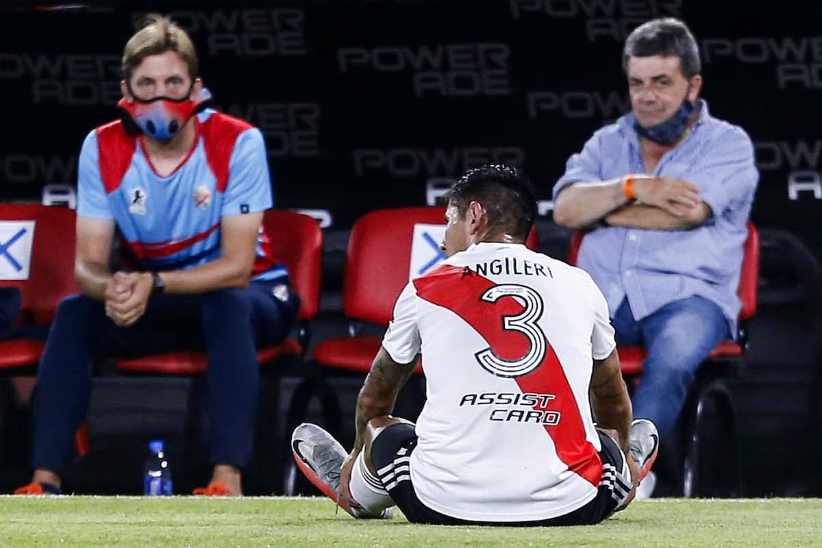 Fabrizio Angileri se lesiona durante el partido que disputan River Plate y Arsenal.