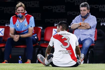 Fabrizio Angileri se lesiona durante el partido que disputan River Plate y Arsenal.