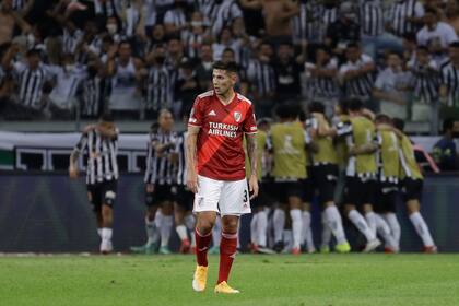 Fabrizio Angileriy un gesto elocuente, mientras los jugadores del Mineiro celebran el primer gol del partido