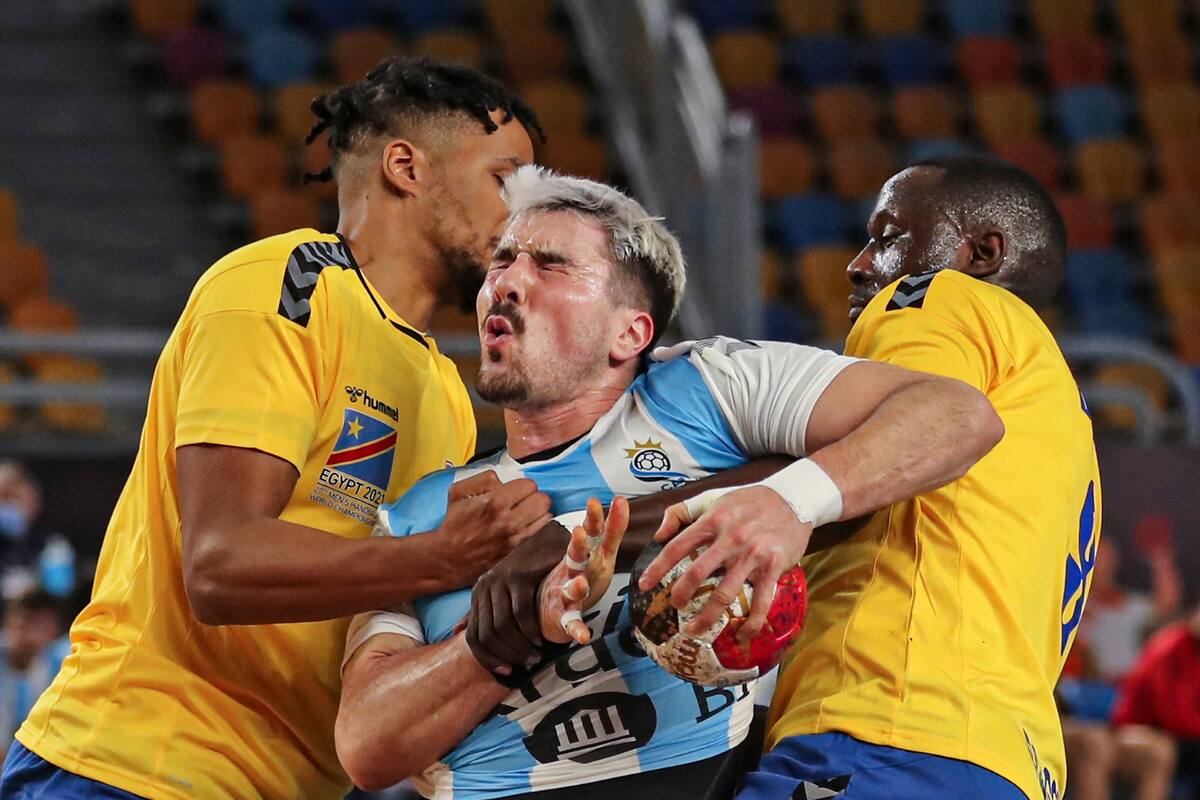 Fabrizio Casanova en acción frente a los jugadores de RD de Congo.