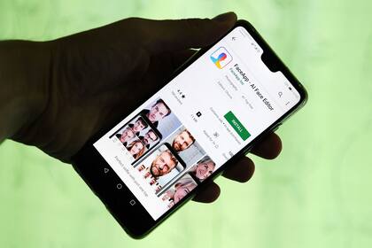 FaceApp asegura que las fotos no son usadas con ninguna otra finalidad y que la mayoría de ellas son borradas de sus servidores 48 horas después de haber sido subidas por los usuarios