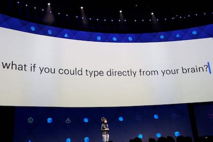 Facebook comenzó a desarrollar sus investigaciones de interfaz hombre máquina en 2017, cuando propuso un sistema para tipear palabras con la mente