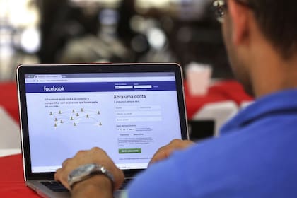 Facebook logró posicionarse como la red de comunicaciones más grande e influyente del mundo, pero después de estar involucrada en diversos escándalos aún parece paralizada sin saber cómo responder