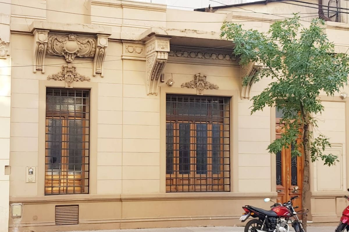Fachada de casa chorizo en Sanchez de Loria donde es posible ver el detalle de las bases de los que deberían ser en el futuro los balcones de una planta alta
