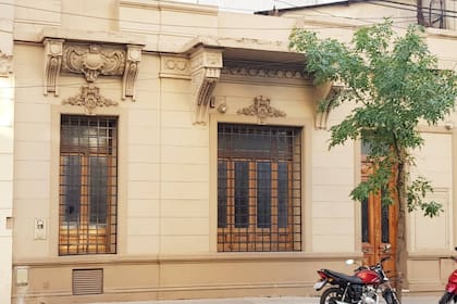 Fachada de casa chorizo en Sanchez de Loria donde es posible ver el detalle de las bases de los que deberían ser en el futuro los balcones de una planta alta