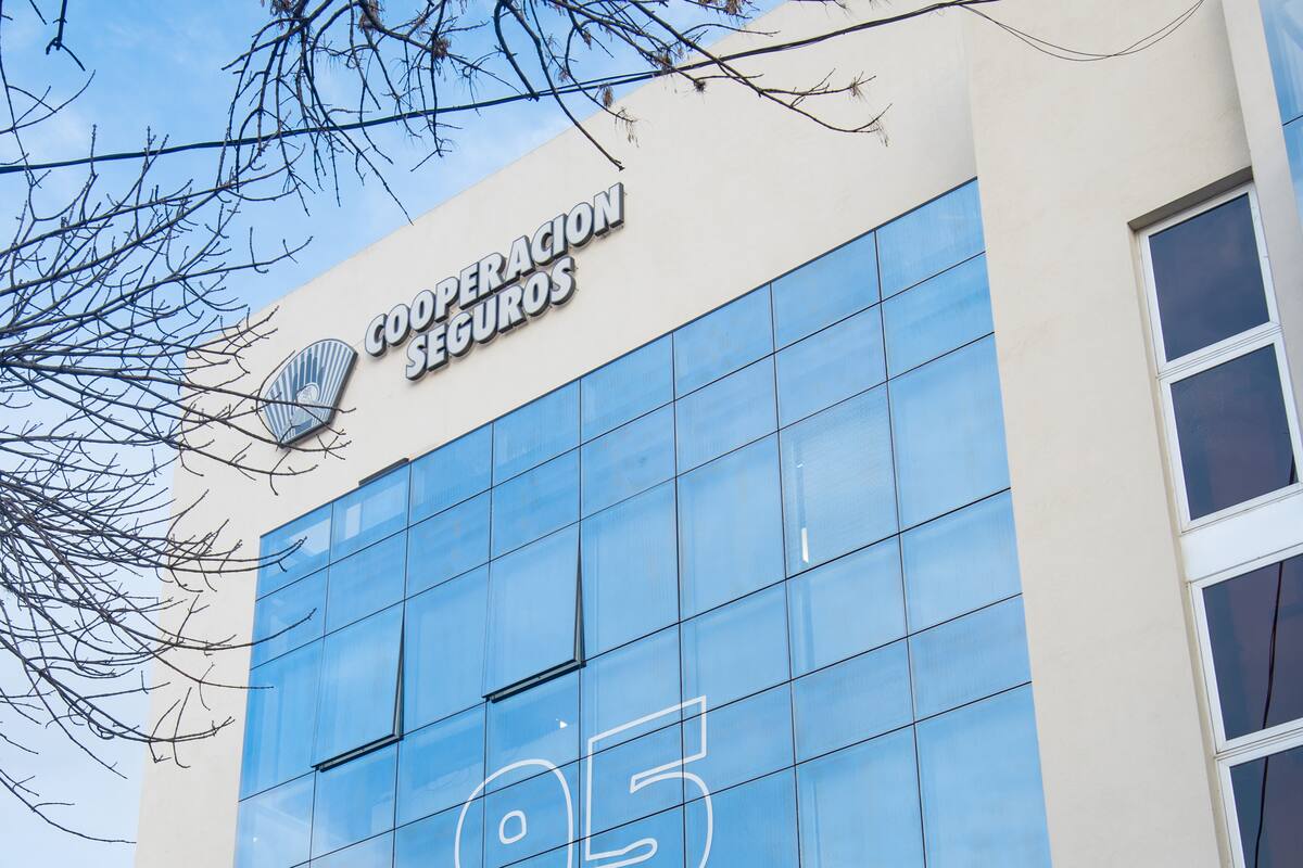 Fachada de edificio moderno.