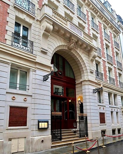 Fachada de la antigua Les Bains Douches, en el número 7 de la Rue du Bourg-l’Abbé, del tercer distrito de París