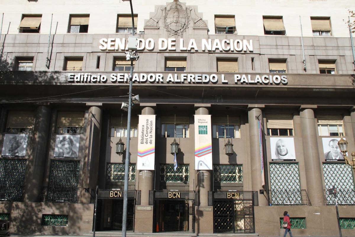Fachada de la Biblioteca del Congreso de la Nación, en Hipólito Irigoyen 1750, con los retratos de cuatro grandes escritores argentinos
