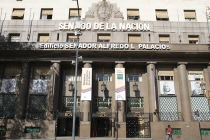 Fachada de la Biblioteca del Congreso de la Nación, en Hipólito Irigoyen 1750, con los retratos de cuatro grandes escritores argentinos