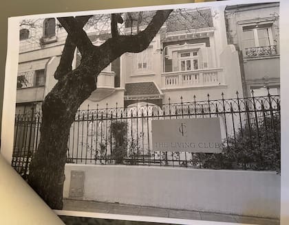 Fachada de la casona de Juez Tedín 3043, en Barrio Parque, donde funcionará “The Living Club”, con el cartel que luego fue retirado