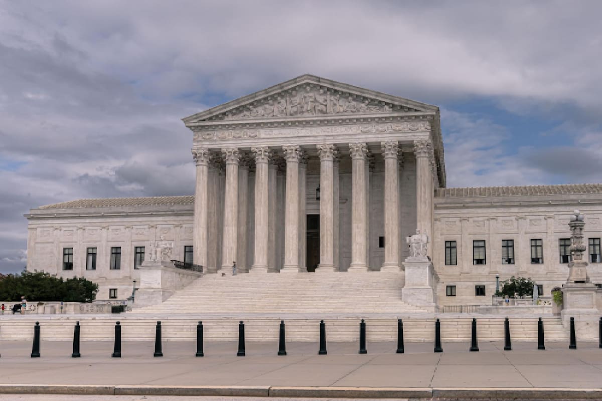 Fachada de la Corte Suprema de EE.UU; este viernes se anunció que desistirá de bloquear una norma del gobierno de Biden que da prioridad a la deportación de inmigrantes que representen mayor peligro para el país