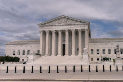 Fachada de la Corte Suprema de EE.UU; este viernes se anunció que desistirá de bloquear una norma del gobierno de Biden que da prioridad a la deportación de inmigrantes que representen mayor peligro para el país