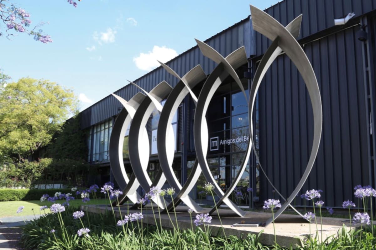 Fachada de la sede de la Aamnba, sobre la Avenida Figueroa Alcorta