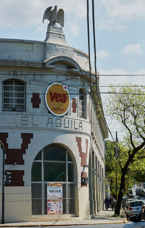 Fachada de lo que fuera la antigua fábrica Águila