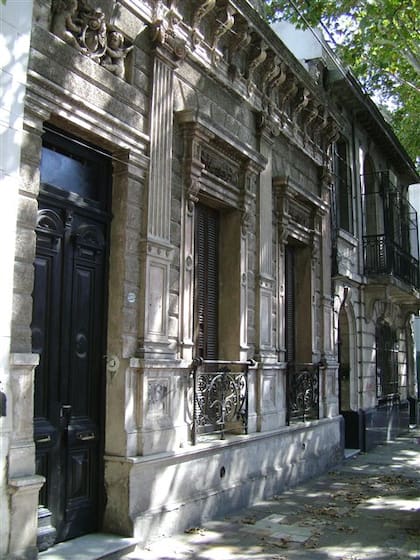 Fachada de una típica casa chorizo