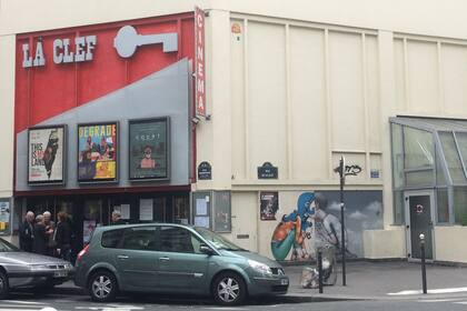 Fachada del cine, que está ocupado desde septiembre por una asociación cinéfila que pretende convencer al banco dueño de la propiedad de que lo mantenga funcionando. Ellos se ocupan de elegir y proyectar los films desde entonces