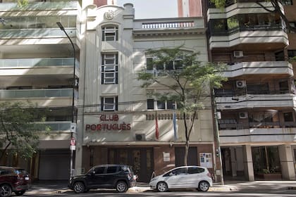 Fachada del club portugués, ubicada en el número 1468 de la Avenida Pedro Goyena, en Caballito.