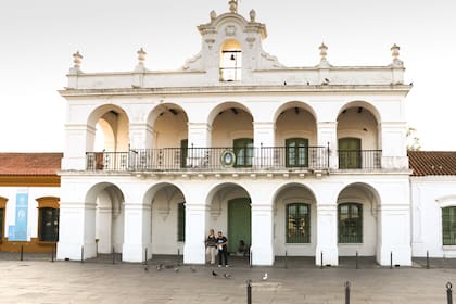Fachada del histórico Cabildo de Luján en Lezica y Torrezuri 917, sede del Complejo Museográfico Provincial Enrique Udaondo junto a la Casa del Virrey y el Museo del Transporte