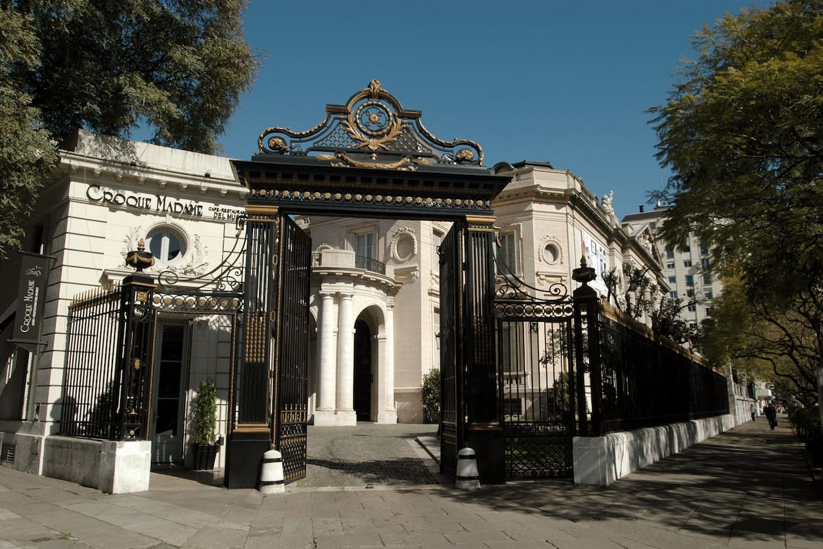 Fachada del MNAD hoy