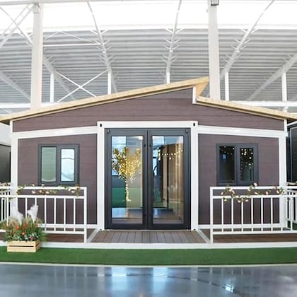 Fachada exterior de la casa personalizada tipo villa de Amazon (Amazon.com)